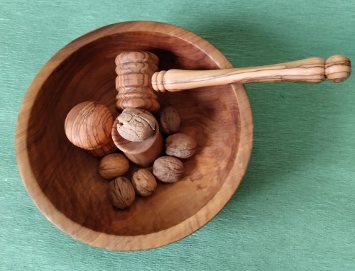 Φανταστικός καρυοθραύστης σε μπολ από ξύλο ελιάς -image2-1029